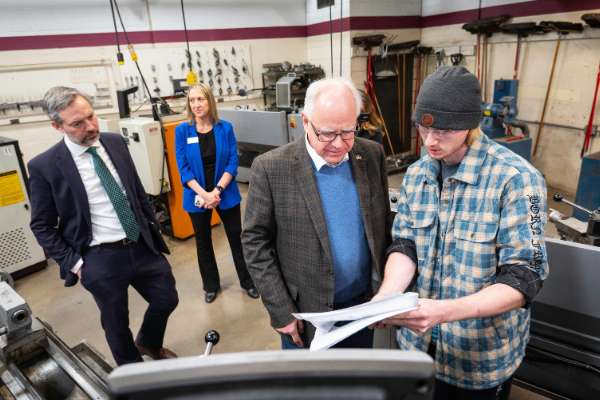 Governor Tim Walz tours Machine Tool Technology lab